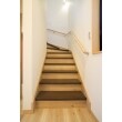 1階と2階で床の色が違うので
踏み面は2階のシックな色
蹴上げ面は１階の無垢材