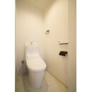 清潔感のある白い内装とブラックがかっこいい小物で引き締めたトイレ空間