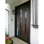 玄関ドアをカバー工法にて新しいデザインに。