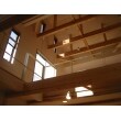 2階廊下の上は更に吹き抜けを設け、木組みの美しさとシンメトリーはダイナミックさと木の優しさを合わせ持った室内空間を演出します。