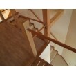 小屋裏スペースに登る階段。
落下防止用の構造を木製の手すり部材を応用して取付。狭苦しい階段室が開放的になりました。
