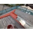 屋根の板金部分には錆止め塗料を下塗りします。