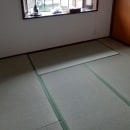 和室の天井と壁の壁紙を貼り替え、畳は表替えで新品同様の仕上がりとなりました。畳の香り広がる空間が出来ました。