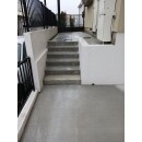 仕上げはコンクリートの刷毛引き仕上げです。正面の階段も高圧洗浄で汚れを落とした後にモルタルで仕上げました。