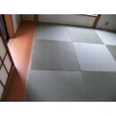 本物の琉球畳はとても高価なので雰囲気の似た縁無し畳を採用。
板の間は既存の床板はそのままで、新しい床を上張りしました。