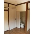 和室の押し入れだった部分に新しくトイレを設置。
入口はアコーデオンドアにして広く取り、立ち座りも楽にできるようにしてあります。