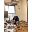 弊社の職人が現状の床材を丁寧に剥がして施工。