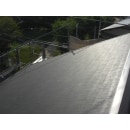 増築部分の屋根です。

屋根材は、色あせ汚れに強いカラーベストを採用。
パナソニック製の太陽光発電システムも採用し、エコにも対応しています。