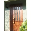 モダンな木製玄関ドアです。