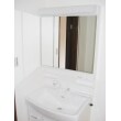洗面化粧台は、シャワーへの切り替えができる水栓に、収納量抜群の三面鏡です。
