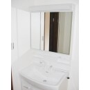 洗面化粧台は、シャワーへの切り替えができる水栓に、収納量抜群の三面鏡です。
