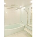 浴室は清潔感溢れるホワイトカラーの空間をコーディネートしました。