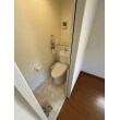 お部屋の一角にトイレを新設。ドアは省スペースで開閉音が気にならないスライド式を採用しました。