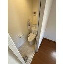 お部屋の一角にトイレを新設。ドアは省スペースで開閉音が気にならないスライド式を採用しました。