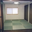 琉球畳を使用し間仕切り開閉扉を開けても木質フロアと違和感の出ないようにしました。