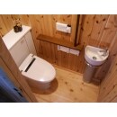 トイレの壁は全面に杉板をタテ張りにし、引戸にも杉板を用いるなど、癒しの空間となりました。