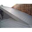 度重なるリフォームで、瓦、鋼板、スレートなど混在していた屋根から、白のカラーベスト屋根へ葺き替えしました。