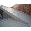 度重なるリフォームで、瓦、鋼板、スレートなど混在していた屋根から、白のカラーベスト屋根へ葺き替えしました。