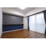 和室から洋室へ！瑠璃色の壁紙が印象的な寝室