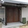玄関の引戸は井桁格子デザインに変え、スタイリッシュに。