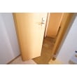 寝室側のドアは車椅子でも出入りできるように、開口が広く取れる折り戸を採用。