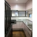 ダウンライトとお客様の選ばれたピンク色のキッチンで、明るく可愛らしいキッチン空間になりました。出窓カウンターは、キッチンパネルにて加工しました。