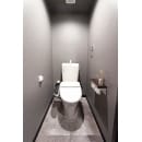 グレーの壁紙を基調とした落ち着いたトイレ空間にリノベーション！