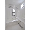 トリミールパネルという「板」を壁や天井に張り付け、
また浴槽は色を塗りなおしました。

ピカピカに輝く白色になり、
お風呂にも気持ち良く入れそうです◎