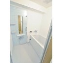 タイル貼りだった浴室はユニットバスに。
アクセントパネルは水色にして明るくさわやかなバスルームになりました。

洗面化粧台もシンプルながらボウルが大きく使いやすいものを選択。