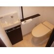狭いトイレもタンクレストイレでスペース確保。

収納付の手洗い器を設置したので掃除道具やトイレットペーパーの予備なども煩雑になりません。