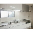 システムキッチン　ホワイトで統一されたシステムキッチン。既存の床、家具とも調和しています。