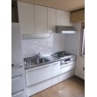 白を基調とした面材により、明るく清潔感のあるキッチン空間となりました。