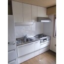 白を基調とした面材により、明るく清潔感のあるキッチン空間となりました。