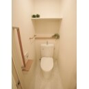 白を貴重としたスッキリとしたトイレ。
またタンク後ろのふかした壁を利用して、棚を設けました。