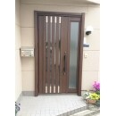 スリット窓と縦格子のデザインの玄関ドアを採用。
