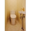 もう一か所のトイレもゴールドの水栓金具を使用し、壁紙は少しシックに。
高級感があり、センスのあるトイレになりました。