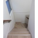 白い壁紙で明るく、階段をやり直すことで安全性をたかめ、軽やかに使用できるようになりました。