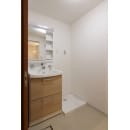間口60cmの洗面化粧台と洗濯機が置けるシンプルな洗面脱衣室。