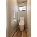 最新のトイレは節水できるので水道代の節約につながります。古材風の床と水色のクロスで遊び心ある空間に。