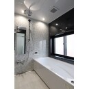 モノトーンでまとめたスタイリッシュな浴室。オーバーヘッドシャワーが高級感を演出します。