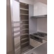 Ｌ型キッチンのデッドスペースをリシェルしかないコーナー型収納（カップボード）を採用。　ＬＩＸＩＬ　リシェル