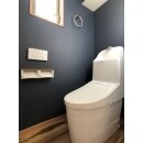 3Fトイレはご主人が内装選びを担当。深いブルーの壁紙と、ワイルドな木目のクッションフロア、ダルブラウンのアクセサリーなど、センスが光る空間に