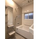 浴室暖房乾燥機を設置した、明るく機能的な浴室。