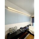 寝室のカラーとして好まれるブルーグレーのエコカラット。新たに取り付けた間接照明が、エコカラットのインテリア性をより高めています