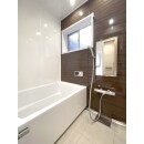 高級感のあるフロアタイルが美しい浴室