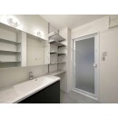 カウンタースペースの広い洗面化粧台と、可動式収納棚を設置して使い勝手抜群なスペースに。