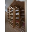 階段下を生かして設けられた書棚。3層のスライド式で、大量の蔵書が収容できます。