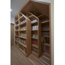 階段下を生かして設けられた書棚。3層のスライド式で、大量の蔵書が収容できます。
