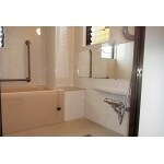 在来工法の浴室を、明るく高級感があり清掃性のよいパネル貼りに