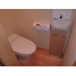タンクレストイレを採用しましたので、壁に埋め込み式の手洗いキャビネットを設置しました。手洗いボウルの下部は収納スペースですので、トイレの中がすっきりとします。
